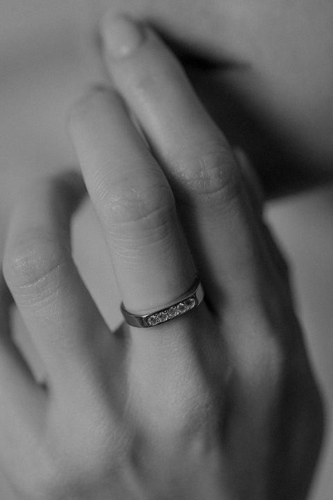 Minimalistyczna oprawa z maksymalną ilością brylantów od UMIAR biżuteria. Pierścionek z okrągłym szlifem brylantów (każdy 0,030 ct) w prostym, eleganckim designie. Ręcznie wykonany z różowego złota próby 585. Idealny jako pierścionek zaręczynowy lub obrączka ślubna. Dodaj blasku swoim stylizacjom!
