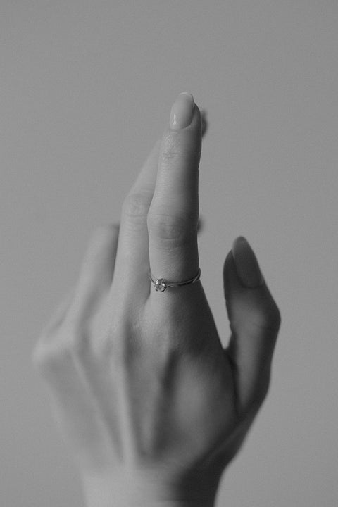 Odkryj prosty, a zarazem elegancki pierścionek z brylantem 0,500 ct od UMIAR biżuteria. Minimalistyczna oprawa eksponuje piękno i blask kamienia, idealny wybór dla ceniących klasyczną elegancję i wyrafinowany styl. Doskonały jako pierścionek zaręczynowy. Ręcznie wykonany z białego złota próby 585. Zamów teraz i dodaj blasku swojej miłości!