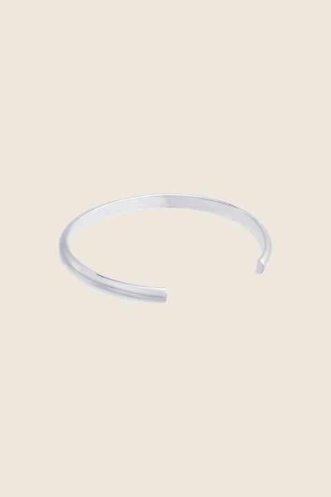 Elegancka bransoletka z kolekcji ESTAS UMIAR biżuteria, wykonana ręcznie z sztywnej srebrnej rury o przekroju półkola. Minimalistyczny design nadaje jej wyjątkowy wygląd, idealny na różne okazje. Dostępna w wersji srebrnej i pozłacanej 24-karatowym złotem. Inspiracja naturą i podróżami, doskonała harmonia prostoty i elegancji.