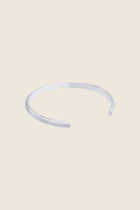 Elegancka bransoletka z kolekcji ESTAS UMIAR biżuteria, wykonana ręcznie z sztywnej srebrnej rury o przekroju półkola. Minimalistyczny design nadaje jej wyjątkowy wygląd, idealny na różne okazje. Dostępna w wersji srebrnej i pozłacanej 24-karatowym złotem. Inspiracja naturą i podróżami, doskonała harmonia prostoty i elegancji.