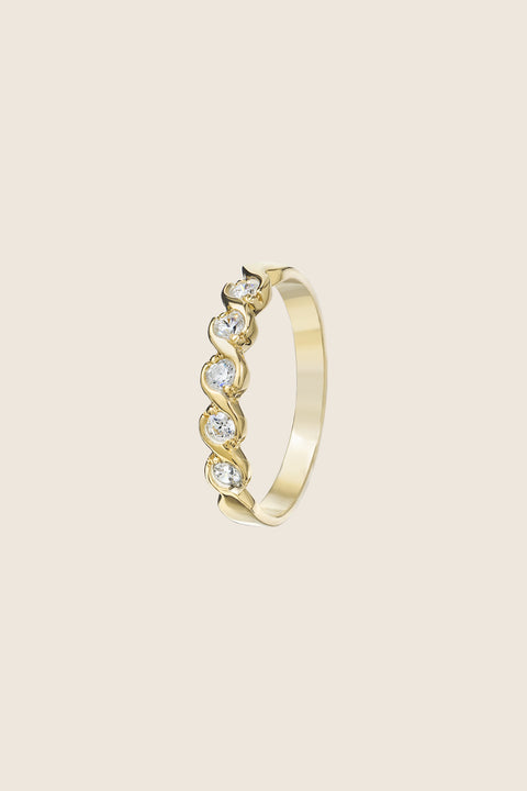 Elegancki pierścionek z wstęgą brylantów od UMIAR biżuteria, każdy o masie 0,030 ct. Luksusowy design z subtelną elegancją, wykonany ręcznie z żółtego złota próby 585. Idealny jako pierścionek zaręczynowy lub obrączka ślubna. Dodaj wyjątkowego blasku każdej stylizacji. Sprawdź teraz!
