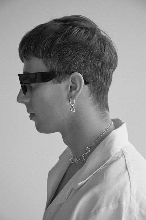 Odkryj unikalny naszyjnik typu choker z kolekcji UMIAR biżuteria. Wykonany ręcznie ze szlachetnych materiałów, ten wielowymiarowy naszyjnik z ogniwami, inspirowany konturami warstwic Monte Solaro, wyróżnia się niezwykłą strukturą i designem. Idealnie podkreśla dekolt i dzięki przedłużce umożliwia regulację długości, co gwarantuje komfort noszenia i dopasowanie do różnych stylizacji.