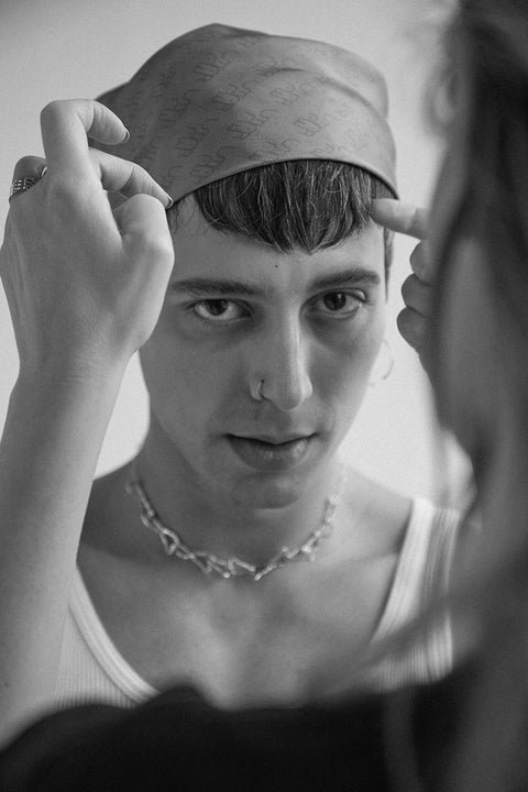 Odkryj unikalny naszyjnik typu choker z kolekcji UMIAR biżuteria. Wykonany ręcznie ze szlachetnych materiałów, ten wielowymiarowy naszyjnik z ogniwami, inspirowany konturami warstwic Monte Solaro, wyróżnia się niezwykłą strukturą i designem. Idealnie podkreśla dekolt i dzięki przedłużce umożliwia regulację długości, co gwarantuje komfort noszenia i dopasowanie do różnych stylizacji.
