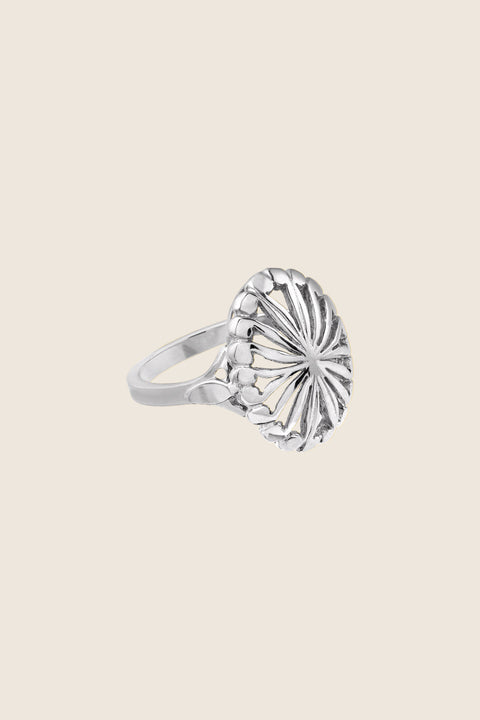 Elegancki pierścionek inspirowany art deco od UMIAR biżuteria, ręcznie wykonany ze srebra próby 925 i srebra pozłacanego 24 karatowym złotem. Pochodzący z kolekcji Vintage Touche, zachowuje ducha vintage i nawiązuje do stylu art deco. Unikalne wzory dodają wyjątkowego charakteru. Dodaj klasy i elegancji swoim stylizacjom!