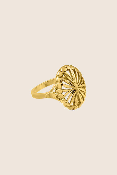 Elegancki pierścionek inspirowany art deco od UMIAR biżuteria, ręcznie wykonany ze srebra próby 925 i srebra pozłacanego 24 karatowym złotem. Pochodzący z kolekcji Vintage Touche, zachowuje ducha vintage i nawiązuje do stylu art deco. Unikalne wzory dodają wyjątkowego charakteru. Dodaj klasy i elegancji swoim stylizacjom!