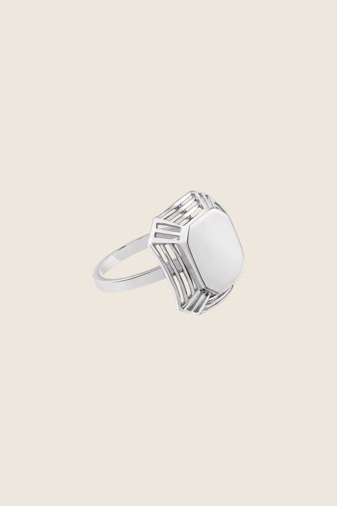 Elegancki i dekoracyjny pierścionek inspirowany art deco od UMIAR biżuteria, w całości wykonany ręcznie ze srebra próby 925 i srebra pozłacanego 24 karatowym złotem. Model pochodzi z kolekcji Vintage Touche, zachowującej ducha vintage i nawiązującej do stylu art deco. Dodaj wyjątkowy akcent do swojej biżuterii – zamów teraz!