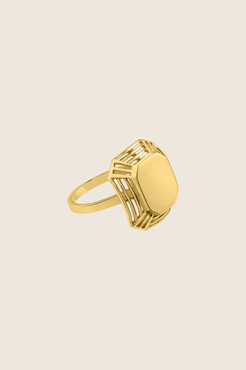 Elegancki i dekoracyjny pierścionek inspirowany art deco od UMIAR biżuteria, w całości wykonany ręcznie ze srebra próby 925 i srebra pozłacanego 24 karatowym złotem. Model pochodzi z kolekcji Vintage Touche, zachowującej ducha vintage i nawiązującej do stylu art deco. Dodaj wyjątkowy akcent do swojej biżuterii – zamów teraz!