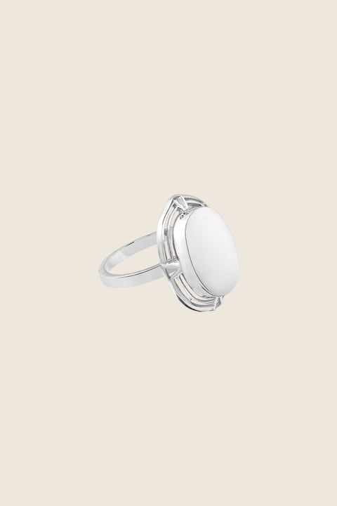 Elegancki i dekoracyjny pierścionek inspirowany art deco od UMIAR biżuteria, w całości wykonany ręcznie ze srebra próby 925 i srebra pozłacanego 24 karatowym złotem. Model pochodzi z kolekcji Vintage Touche, zachowującej ducha vintage i nawiązującej do stylu art deco. Dodaj wyjątkowy akcent do swojej biżuterii – zamów teraz!