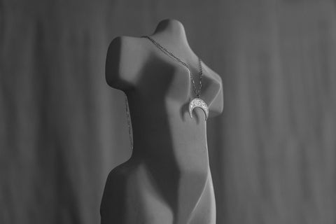 Dodaj odrobinę magii do swojej biżuterii dzięki wisiorkowi w kształcie księżyca od UMIAR biżuteria. Ten elegancki model pochodzi z kolekcji Vintage Touche, której inspiracją były formy odlewnicze z minionych lat, odnalezione i przywrócone do życia. Wzory wcielają w sobie ducha vintage, a jednocześnie nawiązują do stylu art deco, ale w nowoczesnym ujęciu. Daj się porwać nostalgii i odkryj wyjątkowy urok tego wisiorka już dziś!