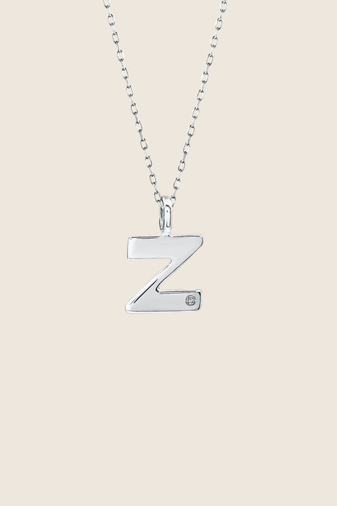 Subtelny wisiorek na łańcuszku w kształcie litery Z, inkrustowany brylantem o masie 0,007 ct (1,2 mm). Ten elegancki naszyjnik jest idealnym dodatkiem do każdej stylizacji, podkreślając delikatność i wyrafinowany styl. Wykonany z najwyższej jakości materiałów, zapewnia trwałość i blask przez długi czas. Długość łańcuszka wynosi 50 cm, co sprawia, że wisiorek idealnie układa się na dekolcie. Dodaj subtelny akcent do swojej biżuterii z tym wyjątkowym wisiorkiem z literą Z i brylantem.