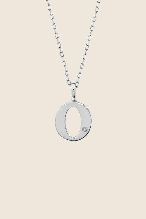 Subtelny wisiorek na łańcuszku w kształcie litery O, inkrustowany brylantem o masie 0,007 ct (1,2 mm). Ten elegancki naszyjnik jest idealnym dodatkiem do każdej stylizacji, podkreślając delikatność i wyrafinowany styl. Wykonany z najwyższej jakości materiałów, zapewnia trwałość i blask przez długi czas. Długość łańcuszka wynosi 50 cm, co sprawia, że wisiorek idealnie układa się na dekolcie. Dodaj subtelny akcent do swojej biżuterii z tym wyjątkowym wisiorkiem z literą O i brylantem.
