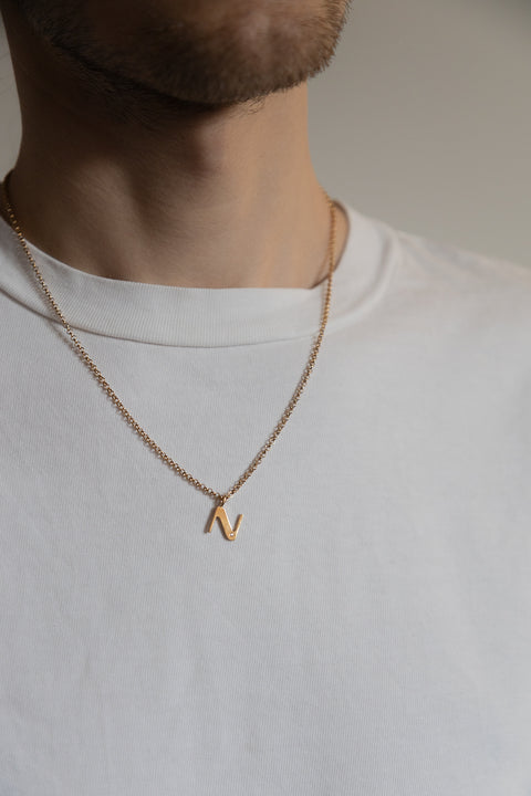 Subtelny wisiorek na łańcuszku w kształcie litery N, inkrustowany brylantem o masie 0,007 ct (1,2 mm). Ten elegancki naszyjnik jest idealnym dodatkiem do każdej stylizacji, podkreślając delikatność i wyrafinowany styl. Wykonany z najwyższej jakości materiałów, zapewnia trwałość i blask przez długi czas. Długość łańcuszka wynosi 50 cm, co sprawia, że wisiorek idealnie układa się na dekolcie. Dodaj subtelny akcent do swojej biżuterii z tym wyjątkowym wisiorkiem z literą N i brylantem.