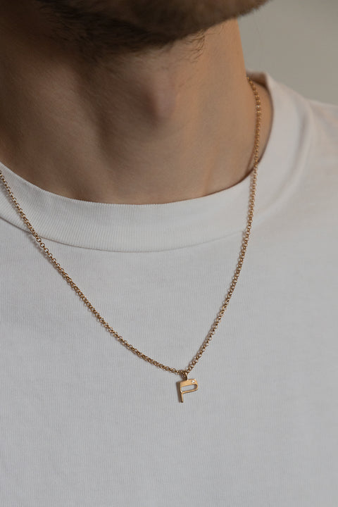Subtelny wisiorek na łańcuszku w kształcie litery P, inkrustowany brylantem o masie 0,007 ct (1,2 mm). Ten elegancki naszyjnik jest idealnym dodatkiem do każdej stylizacji, podkreślając delikatność i wyrafinowany styl. Wykonany z najwyższej jakości materiałów, zapewnia trwałość i blask przez długi czas. Długość łańcuszka wynosi 50 cm, co sprawia, że wisiorek idealnie układa się na dekolcie. Dodaj subtelny akcent do swojej biżuterii z tym wyjątkowym wisiorkiem z literą P i brylantem.