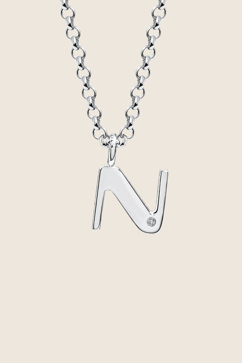 Subtelny wisiorek na łańcuszku w kształcie litery N, inkrustowany brylantem o masie 0,007 ct (1,2 mm). Ten elegancki naszyjnik jest idealnym dodatkiem do każdej stylizacji, podkreślając delikatność i wyrafinowany styl. Wykonany z najwyższej jakości materiałów, zapewnia trwałość i blask przez długi czas. Długość łańcuszka wynosi 50 cm, co sprawia, że wisiorek idealnie układa się na dekolcie. Dodaj subtelny akcent do swojej biżuterii z tym wyjątkowym wisiorkiem z literą N i brylantem.