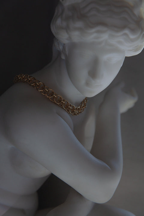 Odkryj naszyjnik w formie ręcznie wyplecionego łańcucha od UMIAR biżuteria, idealny do codziennych i eleganckich stylizacji. Model z kolekcji WIĘZI, wykonany z delikatnych ogniw, podkreśla kunszt ręcznej pracy i tradycyjne techniki rzemieślnicze. Biżuteria inspirowana jednoczącymi emocjami, dla niej i dla niego. Dodaj wyjątkowy design do swojej kolekcji!