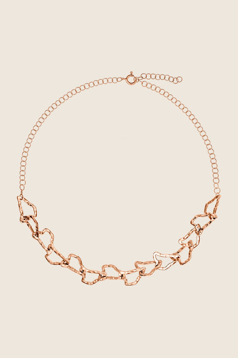 Odkryj wyjątkowy naszyjnik typu choker z kolekcji UMIAR biżuteria. Ten wielowymiarowy naszyjnik z ogniwami, inspirowany konturami warstwic Monte Solaro, najwyższego szczytu Capri, podkreśla dekolt i wyróżnia się unikalną strukturą. Wykonany ręcznie z żółtego złota próby 585, ten model zapewnia nie tylko styl, ale także regulację długości dzięki przedłużce, zapewniając komfort noszenia i dopasowanie do różnych stylizacji.
