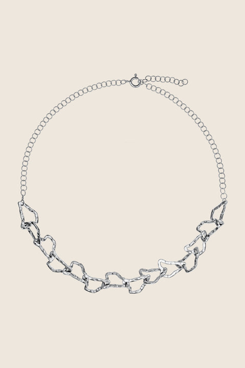 Odkryj wyjątkowy naszyjnik typu choker z kolekcji UMIAR biżuteria. Ten wielowymiarowy naszyjnik z ogniwami, inspirowany konturami warstwic Monte Solaro, najwyższego szczytu Capri, podkreśla dekolt i wyróżnia się unikalną strukturą. Wykonany ręcznie z żółtego złota próby 585, ten model zapewnia nie tylko styl, ale także regulację długości dzięki przedłużce, zapewniając komfort noszenia i dopasowanie do różnych stylizacji.