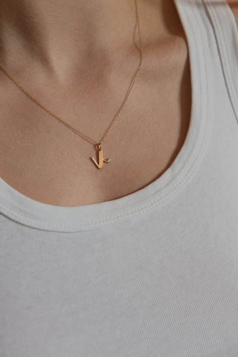 Subtelny wisiorek na łańcuszku w kształcie litery K, inkrustowany brylantem o masie 0,007 ct (1,2 mm). Ten elegancki naszyjnik jest idealnym dodatkiem do każdej stylizacji, podkreślając delikatność i wyrafinowany styl. Wykonany z najwyższej jakości materiałów, zapewnia trwałość i blask przez długi czas. Długość łańcuszka wynosi 50 cm, co sprawia, że wisiorek idealnie układa się na dekolcie. Dodaj subtelny akcent do swojej biżuterii z tym wyjątkowym wisiorkiem z literą K i brylantem.