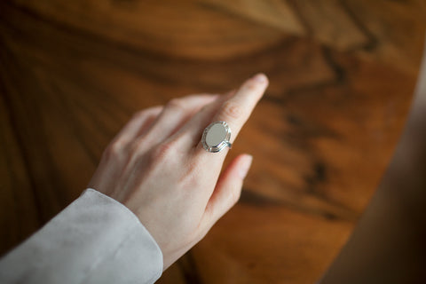 Elegancki i dekoracyjny pierścionek inspirowany art deco od UMIAR biżuteria, w całości wykonany ręcznie ze srebra próby 925 i srebra pozłacanego 24 karatowym złotem. Model pochodzi z kolekcji Vintage Touche, zachowującej ducha vintage i nawiązującej do stylu art deco. Dodaj wyjątkowy akcent do swojej biżuterii – zamów teraz!