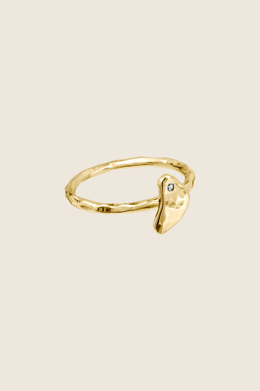 subtelny pierścionek z brylantem złoto 585 JUGO ARDA nieregularna faktura Capri biżuteria UMIAR