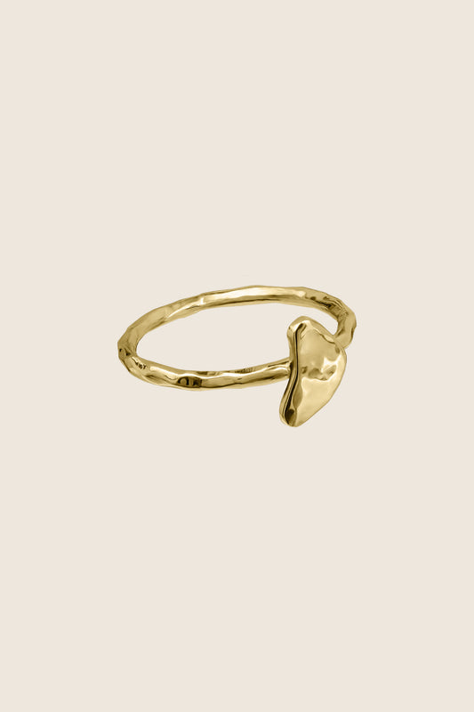 subtelny pierścionek złocone srebro JUGO wyspa Capri nieregularna faktura biżuteria UMIAR