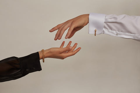 UMIAR biżuteria oferuje eleganckie spinki do mankietów wykończone łańcuchem z gęsto splecionych ogniw. Długość elementu ozdobnego wynosi 45 mm. Idealny dodatek do męskiej, damskiej i ślubnej koszuli, dodający stylu i wyrafinowania każdej formalnej stylizacji. Wykonane ręcznie ze srebra 925 lub srebra pozłacanego 24-karatowym złotem. Perfekcyjny wybór na wyjątkowe okazje!