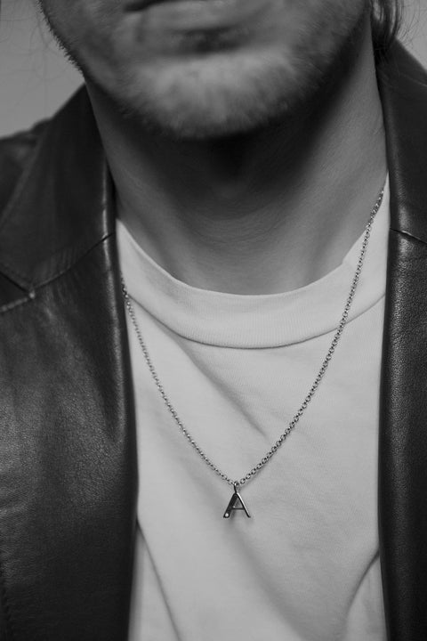 Subtelny wisiorek na łańcuszku w kształcie litery A, inkrustowany brylantem o masie 0,007 ct (1,2 mm). Ten elegancki naszyjnik jest idealnym dodatkiem do każdej stylizacji, podkreślając delikatność i wyrafinowany styl. Wykonany z najwyższej jakości materiałów, zapewnia trwałość i blask przez długi czas. Długość łańcuszka wynosi 50 cm, co sprawia, że wisiorek idealnie układa się na dekolcie. Dodaj subtelny akcent do swojej biżuterii z tym wyjątkowym wisiorkiem z literą A i brylantem.